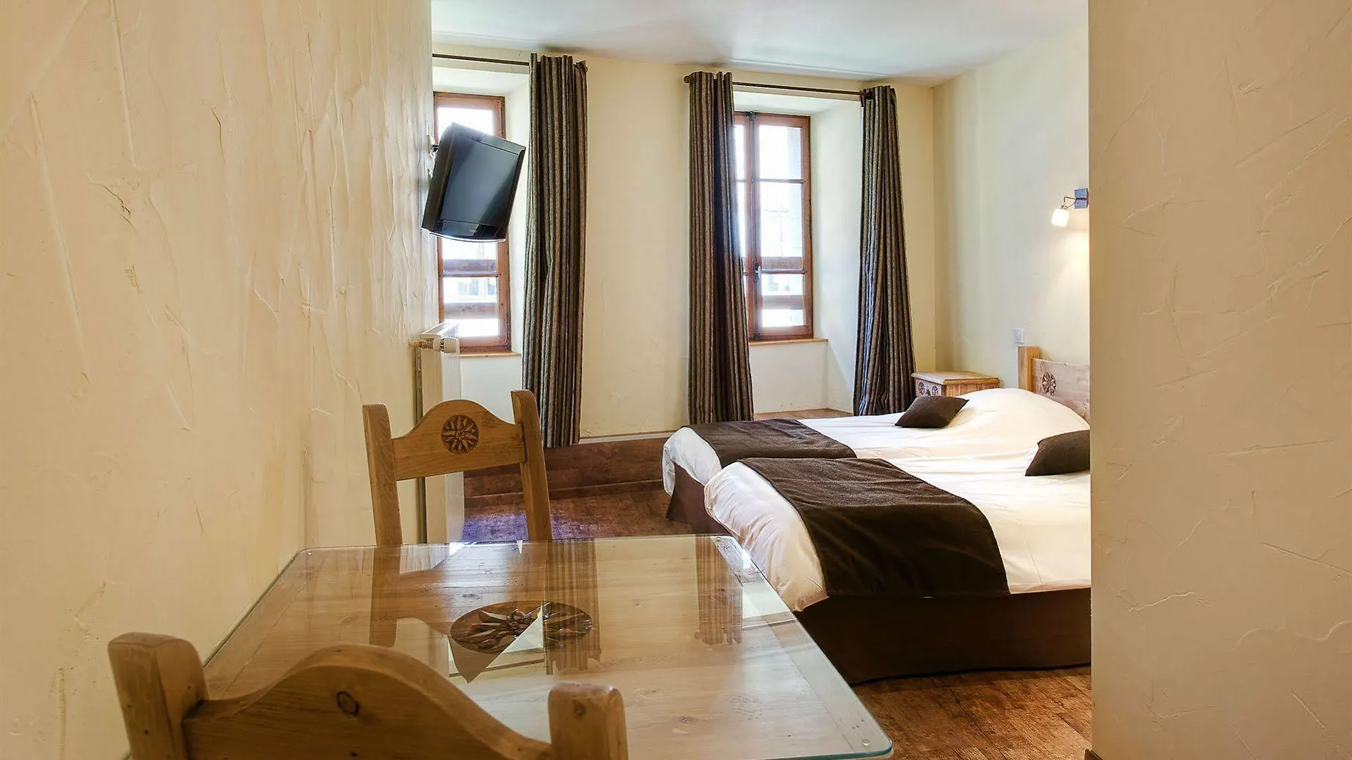 Hotel Du Commerce Thones